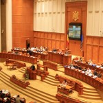 Cere-ți dreptul constituțional de a schimba parlamentarii în timpul mandatului Protestul din balcoane, pe ecranul din spatele vorbitorului Crin Antonescu