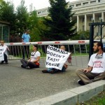 Domnule primar, ne lăsați să protestăm împotriva dumneavoastră? Protestul ReGeneration de la Guvern- foto Ionuț Ruscea