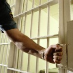 APADOR-CH le pune ecusoane gardienilor din penitenciare forte-ordine